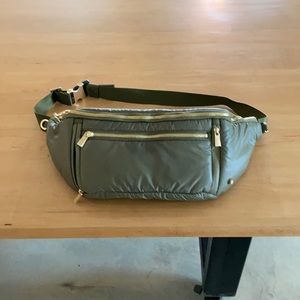 Carla sling bag green